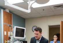 “En el momento en que mis padres lo perdieron todo, él me miró como si yo no valiera nada. El mismo día en que estaba a punto de dar a luz, en una habitación de hospital destinada a recibir una nueva vida, me agarró de la muñeca y siseó: ‘Tú y ese niño ya no valen nada.’ Esa fue la noche en que algo dentro de mí murió. Pero de las cenizas de aquella mujer nació alguien mucho más peligrosa… y su empresa sería la primera en caer.”