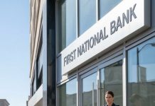 Rogué al banco que me entregara mi propio dinero mientras mi esposa luchaba por su vida. “¡Por favor!”, grité. “¡Morirá si no consigo ese dinero ahora mismo!” Pero se burlaron de mi ropa humilde, llamaron a seguridad y me echaron como si yo no valiera nada. Horas después, mi esposa había muerto. Ahora estoy de pie en su funeral, mirando a los responsables… y antes de que termine este entierro, ese banco empezará a pagar.