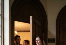 “Una hora antes de mi boda, mientras temblaba de dolor con nuestro hijo aún dentro de mí, escuché a mi prometido susurrar las palabras que lo destrozaron todo: ‘Nunca la amé… este bebé no cambia nada.’ Mi mundo quedó en silencio. Pero cuando la música comenzó y los invitados sonrieron, tomé una decisión. Si él quería una boda perfecta, entonces todos estaban a punto de conocer la verdad.”