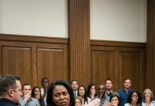 “Tenía siete meses de embarazo cuando su mano estalló contra mi cara en plena sala del tribunal. Toda la sala se quedó helada. Alguien jadeó. Saboreé la sangre, sostuve mi vientre y escuché al oficial escupir: ‘Siéntate. Tú no perteneces aquí’. Pero ellos no sabían quién era yo. Y definitivamente no sabían lo que estaba a punto de pasar. Porque segundos después, me limpié la boca, me puse de pie… y caminé directamente hacia el estrado del juez.”