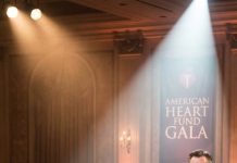 “He pushed the microphone into my hand with a smug smile. ‘Vamos, canta sola. A ver qué sabes hacer.’ La multitud se rio, esperando que fracasara. Mi corazón latía con fuerza, pero en cuanto abrí la boca, todo cambió. Su sonrisa desapareció. Entonces llegó esa nota… la que él jamás pudo alcanzar. Y cuando el silencio cayó después de los aplausos, comprendí que esto apenas era el comienzo.”