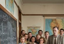 “I only came to deliver my young master’s lunch—barefoot, invisible, the servant boy who was never allowed to learn. But when the teacher smirked and said, ‘Come on then, solve the professor’s problem if you’re so curious,’ the whole class burst into laughter. My hands trembled as I picked up the chalk… then the room went silent. When the final number appeared, even the teacher stepped back. That was the moment everything changed.”