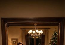 Esa noche de Navidad me echaron a mí y a mi hija adolescente como si no fuéramos familia. “Sal de aquí y no vuelvas”, me escupió mi hermana. “Todo es mejor sin ti”, dijo mi madre. No me derrumbé, no supliqué. Solo sonreí y dije: “Entonces no les importará lo siguiente”. Diez minutos después, las vi desesperadas, suplicándome entre lágrimas que lo arreglara… sin saber que ya lo habían perdido todo.