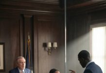 “Las manos de mi mamá temblaban cuando susurró: ‘Por favor… trabajé cada hora que me pidió.’ Pero su jefe solo sonrió con desprecio y se dio la vuelta. Algo dentro de mí se rompió. ‘¡No puede hacernos esto!’ grité, y mi voz retumbó por toda la habitación. Entonces el multimillonario, que había estado observando en silencio desde un rincón, se puso de pie y dijo cinco palabras escalofriantes que lo cambiaron todo: ‘Tráiganme su registro de pagos. Ahora.’”