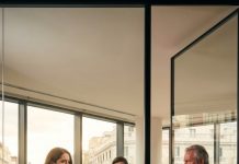 Fui a sorprender a mi esposo en su oficina con la comida, creyendo que aún me amaba, y lo vi besando a otra mujer. “¿Después de todo, me haces esto?”, le grité. Ella sonrió con crueldad y me pateó el vientre de ocho meses. Él se rió… hasta que la puerta se abrió. Lo que apareció frente a nosotros hizo que sus caras se hundieran en terror, y mi mundo se detuvo.