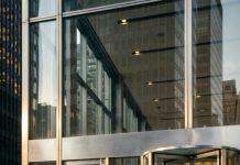 Llegué para sorprender a mi esposa en su empresa, orgulloso de decir: “Soy el esposo de la CEO.” El guardia se echó a reír. “Señor, yo veo a su esposo todos los días”, soltó con desprecio mientras me empujaba hacia atrás. Luego señaló y dijo: “Ahí viene ahora.” La sangre se me heló al ver a otro hombre salir como si fuera dueño de mi vida. En ese momento, sonreí… y decidí destruirlos a todos desde dentro.