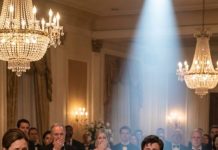 Me quedé allí de pie, aferrando mi instrumento, mientras el millonario me miraba con una sonrisa burlona. “Adelante”, se rió, lo bastante fuerte para que todos lo oyeran, “toca… y tal vez te adopte”. La multitud soltó unas risitas, y mi rostro ardía de vergüenza. Pero cuando mis dedos tocaron la primera nota, la sala cambió. Su sonrisa desapareció. Las bocas se quedaron abiertas. Y para cuando terminé, el hombre que se había burlado de mí me miraba como si hubiera visto un fantasma… porque no tenía idea de quién era yo realmente.