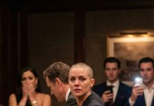 “Me arrancó la peluca en medio del restaurante y la arrojó a la basura como si yo no valiera nada. Su amante se rio… hasta que la miré fijamente a los ojos y le susurré: ‘De verdad no tienes ni idea de quién tienes enfrente, ¿verdad?’ Toda la sala quedó en silencio. Mi esposo pensó que me había humillado por última vez… pero ninguno de los dos estaba preparado para lo que hice después.”