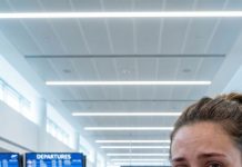 Me desperté en el frío suelo del aeropuerto con la mejilla palpitándome y mi maleta desaparecida. Las últimas palabras de mi suegra aún resonaban en mi cabeza: “Quédate. No vienes con nosotros.” Entonces lo vi: el mensaje de mi esposo: “Mamá dice que es lo mejor. No nos sigas.” Ellos habían volado de regreso a casa y me dejaron varada en un país extranjero. Temblando, le pedí prestado el teléfono a un desconocido y susurré: “Hola… necesito denunciar un delito.” Lo que ocurrió después lo cambió todo.