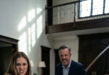 El día que murió mi esposo, mantuve la boca cerrada—sobre los 98 millones de dólares que me dejó. “No eres más que la ayuda”, se burló mi hijo, mientras mi nuera me jaló del cabello y siseó: “Sal de nuestra casa”. Bofetadas. Empujones. Una maleta arrojada a mis pies. Caminé hacia la noche con moretones en la piel y fuego en el pecho. Para la medianoche, firmé un documento—y la mansión dejó de ser de ellos. Al amanecer, estaban golpeando mi puerta… suplicando. Fue entonces cuando hice mi siguiente movimiento.