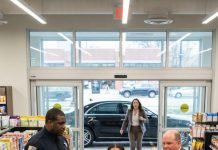 Me quedé paralizada cuando el guardia de seguridad empujó al anciano al suelo. “¡Lárgate, mendigo asqueroso!”, escupió, dándole una fuerte patada. Me temblaban las manos, pero me puse entre los dos. “¡Basta! ¡Él es un cliente—es un ser humano!”, grité. El gerente se burló: “¿Y tú quién eres para hablar?”. Los ojos del anciano se encontraron con los míos, magullados pero serenos. Susurró: “No tengas miedo, niña”. Entonces se detuvo un coche negro—el asistente del CEO se bajó de un salto, pálido. “Señor… ¿su padre?”