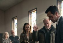 Me desplomé junto al ataúd de mi hija, con la garganta hecha jirones de tanto llorar. Entonces la puerta se abrió de golpe: él entró, con el perfume de otra mujer pegado a la ropa, y me estampó un papel en la cara. “Firma. Ni siquiera sabes cuidar bien a una niña.” Me quedé helada. “Ella… acaba de morir. ¿Qué estás diciendo?” Ni parpadeó. “Ya transferí todos los bienes.” Antes de poder respirar, su amante se abalanzó y me jaló del cabello. Su padre me dio una bofetada brutal, ahí mismo, en el funeral, y mis suegros… se pusieron de su lado para protegerlos. Pero no lo saben: antes de que mi hija cerrara los ojos, escuché un secreto que lo cambia todo.