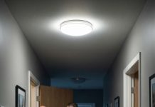 Tenía 13 años cuando mis padres me metieron una bolsa con cosas en la mano y dijeron: “Ni se te ocurra volver a buscarnos.” Mi tío—un hombre rico—me acogió, y durante 15 años, él fue la única familia que tuve. Luego mi tío murió… y ellos regresaron, sonriendo con dulzura como si fueran santos. Mi madre dijo con voz melosa: “Cariño, firma para transferir toda la herencia a tus padres. Tus padres se lo merecen.” Yo asentí, con la mano temblando mientras sostenía el bolígrafo. “Sí, de acuerdo.” Pero esos documentos eran falsos—los había modificado yo mismo. Cuando se dieron cuenta, la mirada de mi padre se oscureció. “Mentiroso.” El primer golpe cayó… y entendí: esta vez, quien sería abandonado no iba a ser yo.