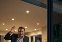 Me llamó “una vieja bruja” con una sonrisa burlona, como si mis años fueran el remate de un chiste. Luego—justo delante de su familia—me abofeteó. “Mírate”, siseó, “ahora yo soy el que está en la cima.” La habitación quedó en silencio… excepto por los latidos de mi corazón. No lloré. Sonreí. Porque mientras él estaba ocupado celebrando, yo ya tenía en mis manos la única cosa que podía borrar su orgullo con un solo clic. Y él no tenía idea de lo que acababa de decidir destruir.