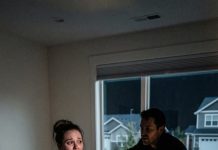 “Antes de golpearme hasta hacerme perder a mi bebé y dejarme en una cama de hospital, me tomó de la mano y susurró con una sonrisa: ‘Solo faltan 3 días… y por fin todo será mío.’ En ese instante, entre el dolor y la sangre, algo dentro de mí se rompió… pero algo más también despertó. Él creyó que me estaba muriendo. Nunca imaginó lo que hice después de esa sonrisa… ni lo que descubrí.”