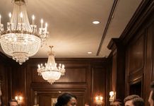 “Lo siento, señora, este hotel no es para gente como usted”, dijo el recepcionista, deslizándome mi identificación sobre el mostrador. Apreté los dedos contra el mármol mientras todas las miradas del vestíbulo se clavaban en mí. Creían que acababan de humillar a una mujer negra cualquiera. Lo que no sabían era que mi nombre estaba en los documentos de propiedad. Y en cinco minutos, cada uno de ellos estaría suplicando clemencia.