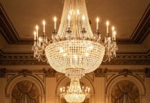 “Me quedé sentado en silencio mientras una sala llena de millonarios miraba a través de mí, hasta que ella golpeó su bandeja sobre la mesa y dijo: ‘Él puede oír su crueldad incluso si no puede responder de la manera que ustedes esperan’. Mi padre se quedó paralizado. Los invitados palidecieron. En ese instante imposible, una camarera a la que nadie respetaba se convirtió en la única persona lo bastante valiente como para verme de verdad. Lo que hizo después destrozó todo lo que mi familia había intentado ocultar.”