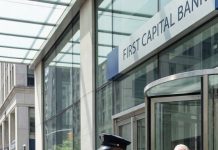 Entré al banco vestido de forma sencilla y le dije al guardia: “Solo quiero retirar mil millones”. Me miró de arriba abajo, soltó una risa fría y dijo con desprecio: “¿Estás loco?”. Antes de que pudiera responder, su puño me golpeó y me echaron como si no valiera nada. Entonces el presidente del banco salió, vio mi rostro y se quedó pálido. Sus siguientes palabras lo cambiaron todo: “¿Saben realmente quién es él…?”