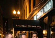 Mantuve la cabeza baja y pedí el bistec más barato del menú… hasta que el dueño soltó con desprecio: “A los de tu clase no los atendemos aquí.” Segundos después, el guardia de seguridad me agarró del brazo, listo para echarme a golpes. Entonces la camarera deslizó una nota doblada en mi mano y susurró, temblando: “No dejes que nadie te vea leer esto.” Lo que decía me heló la sangre… porque ella sabía exactamente quién era yo.