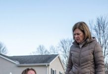 “I thought my sister was exaggerating when she said, ‘Mom treats your wife like a servant.’ Then I checked the backyard camera. In the freezing cold, my wife was scrubbing heavy blankets by hand while my mother stood over her, barking, ‘Faster!’ When my wife’s shaking hands slowed, Mom kicked over the basin and snapped, ‘Do it again.’ Watching that, I finally understood why my sister could barely bring herself to step inside my house.”