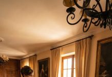 El día de mi cumpleaños, mi esposo me restregó en la cara el divorcio y la orden de desalojo. “No eres nadie, eres basura”, me dijo, mientras su madre sonreía como si ya hubiera ganado. Yo sonreí, firmé y le dije en voz baja: “Bien… quédense con todo”. Me fui sin volverme. Dos días después llegaron cincuenta llamadas desesperadas, y por fin entendieron que no acababan conmigo… acababan de despertar mi venganza.