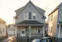 Cada mañana, yo le llevaba el desayuno al anciano solitario que todos los demás ignoraban. Nunca pedía mucho: solo una sonrisa, café caliente y un “Gracias, hija”. Pero una mañana, una caravana de autos negros de lujo se detuvo frente a mi casa. Hombres con trajes caros bajaron, con el rostro pálido. Uno de ellos me miró y dijo: “¿Tienes idea de quién es él en realidad?”. Se me helaron las manos cuando escuché su nombre. Y lo que me pidieron después lo cambió todo.