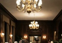 “Toda mi vida construí este imperio hotelero con mi nombre, mi dinero y mi visión… y esta noche, me miraron a los ojos y me dijeron: ‘Lo siento, señor, no hay habitaciones para usted’. Por un segundo pensé que era una broma. Luego vi a seguridad acercándose hacia mí. Fue entonces cuando sonreí. Porque en los próximos sesenta segundos, todos en ese vestíbulo estaban a punto de darse cuenta del mayor error de sus vidas… y yo apenas estaba comenzando.”