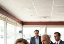 Estaba a mitad de limpiar la mesa 12 cuando un hombre con un reloj dorado chasqueó los dedos como si yo fuera una campana. “Eh—tú, vieja costumbre, ¿eh? ¿Todavía finges que importas?” Mis manos se quedaron inmóviles. Su rostro… familiar, de esa forma en que lo son las pesadillas. Algunos días no podía recordar el nombre de mi hijo, pero sí recordaba este tipo de crueldad. El gerente susurró: “Es millonario. No lo provoques.” Él se inclinó más cerca, con la voz baja y afilada: “Dile a todos lo que solías ser. O lo haré yo.” Sonreí—porque de pronto, un recuerdo atravesó la niebla como un relámpago. Y no era solo mío. Mañana, entrará esperando a una sirvienta. No estará listo para la persona en la que estoy a punto de convertirme.