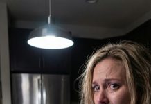 “Otros 1.500 dólares”, susurré, mirando la aplicación del banco como si fuera una oración. Han pasado diez años desde que mi esposo murió, y aun así seguía pagando sus “deudas” cada mes. Mi hermana me suplicó: “Detente… él ya no está”. Yo no podía. No hasta que el saldo llegara a cero. Entonces, una tarde, apareció un mensaje de texto de un número desconocido: “Pago recibido. La misma cuenta de siempre”. Se me secó la garganta. Escribí de vuelta: “¿Quién eres?”. La respuesta llegó al instante: “Pregúntale a tu esposo”.