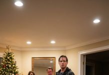 Me quedé mirando mi teléfono, releyendo su mensaje hasta que las palabras me ardieron: “No vengas a casa por Navidad. Los suegros de tu hermana son de élite”. Se me apretó el pecho. ¿De élite? ¿O avergonzados de mí? Entonces las puertas principales se abrieron de golpe y la risa murió en medio de la sala. Alguien susurró: “Espera… ¿ese es él?” La sonrisa de mi madrastra se resquebrajó. “No se suponía que estuvieras aquí”. Di un paso al frente de todos modos, porque lo que ellos no sabían… estaba a punto de arruinarlo todo.