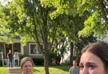 Una semana después de que papá muriera, volví a casa y me encontré con que habían cambiado las cerraduras. “Ya no vives aquí,” siseó mi madrastra a través de la verja, agarrando una escoba como si fuera un arma. “¿Embarazada antes del matrimonio? Desvergonzada. Asquerosa.” Apreté la palma contra el hierro frío. “Esta también es mi casa.” Ella lanzó un golpe. Las cerdas me rasparon la mejilla mientras los vecinos miraban y ella escupió: “¡Lárgate de mi puerta!” Así que lo hice. Pero no antes de sacar mi teléfono… e hice esto.