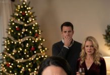 Mi teléfono vibró cuando aparqué frente a la casa de mis padres, las luces de Navidad difuminándose bajo la lluvia. Papá: “No vengas en Nochebuena. Será humillante: la prometida de tu hermano es doctora.” Me quedé mirando el mensaje, con el corazón golpeando fuerte. ¿Una doctora? Se me cayó el estómago: acababa de ver su nombre en la lista de solicitantes en mi hospital. No era cualquier nombre. Su nombre. La misma mujer que una vez juró que me “enterraría” si alguna vez hablaba. Entonces se abrió la puerta… y sonrió como si nunca nos hubiéramos conocido.