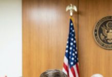 Mi hermana sonrió con desprecio, con la barbilla en alto. “El padre de mi prometido es un juez federal. Conoce tu lugar.” Me contuve las lágrimas—hasta que ella golpeó primero, sus uñas rasgándome la mejilla. “¡Ladrona!”, gritó, metiéndome la caja del collar en las manos. “¡Tú lo robaste!” Semanas después, yo estaba temblando en el tribunal. El juez entró, sus ojos recorriendo la sala… y luego fijándose en mí. Su rostro perdió el color. Susurró, casi para sí mismo: “Eres tú.” Y fue entonces cuando mi hermana dejó de sonreír.