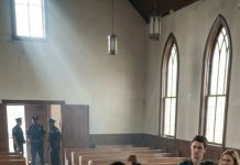 “Señora… ya están aquí”, balbuceó el director—y entonces las puertas de la iglesia se abrieron de golpe. Mi hijo entró primero, con un abogado a su lado y dos guardias detrás. “Aléjese del ataúd”, dijo con frialdad. Me atraganté: “¡Es el funeral de tu padre!” El guardaespaldas me agarró del brazo mientras me empujaban papeles en la cara—bienes, firmas, desalojo. Mi hija sonrió con malicia: “Mamá, no armes una escena.” Me sequé las lágrimas… y susurré: “Bien. Entonces mira lo que hago después.”