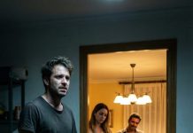 Me desperté sobre el hormigón frío y con el olor a aceite de motor: mi cama había sido empujada al garaje como si yo fuera basura. Adentro, se reían durante la cena, y luego un plato cayó con estrépito a mis pies. “Sobras”, dijo ella, sin siquiera levantar la vista. Me temblaban las manos cuando levanté la tapa: restos a medio comer, cuajados y agrios. “No puedes hablar en serio”, susurré. Él se recostó, sonriendo con suficiencia. “Aquí no eres dueño de nada”. Entonces abrí mi portátil… e hice una llamada que lo cambió todo.