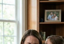 En el instante en que mi hermano y su esposa se marcharon en coche de la casa, todo quedó en un silencio absoluto, hasta que mi sobrina “sordomuda” giró la cabeza y me miró fijamente. “No lo bebas”, susurró la niña. Se me heló la espalda. “¿Qué acabas de decir?” Metió a toda prisa un papel arrugado en la palma de mi mano, con los dedos temblando. En él, con una tinta temblorosa, estaban garabateadas tres palabras: ÉL NOS ESTÁ MIRANDO. Entonces, la tabla del suelo detrás de mí crujió suavemente, y sus ojos se abrieron de par en par como si hubiera visto un fantasma.