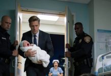 Aún estaba sangrando después del parto cuando mi ex me arrancó a mi recién nacido de los brazos y me estrelló contra el suelo. “Nunca volverás a verlo”, siseó, mientras el llanto de mi bebé se desvanecía por el pasillo. Años después, estaba en un salón de baile resplandeciente, cara a cara con un multimillonario: él. Me miró como si yo no existiera y sonrió con cortesía. “Perdón… ¿te conozco?” Me temblaban las manos. Porque el niño a su lado tenía mis ojos… y no tenía ni idea de quién era yo.