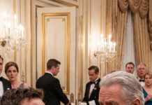 Nunca pensé que terminaría en una silla de ruedas, con la mandíbula sellada por alambres, obligado a escuchar cómo celebraban mi caída. El humo del puro quemó mi mejilla cuando él sonrió. —Mírate… roto, mudo. Mañana acabaremos con toda tu sangre. No grité. No temblé. Solo levanté la cámara transmitiendo en vivo a mil millones de personas… y sonreí con los ojos. Entonces, las puertas se cerraron.
