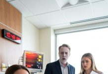 El ardor en mi labio explotó cuando su bofetada me partió la boca. Saboreé sangre. —Tu era patética terminó. Ese bebé está muerto… y todo ya es mío —gritó mi hijastra, arrancando los cables del monitor de mi vientre. Las alarmas estallaron por toda la habitación. Me limpié la sangre con calma y sonreí. —¿De verdad creíste que firmaría sin una trampa? Entonces toqué “ejecutar.”