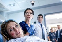 La sangre empapaba las sábanas mientras el monitor emitía un pitido largo y mortal. No podía mover ni un dedo. La enfermera jefe se inclinó sobre mí, sonriendo. —Cambié tus medicamentos, cariño. Él me abrazará cuando entierren a tus errores. Su bofetada ardió, pero no lloré. Parpadeé hacia la cámara del techo. Sonreí por dentro. Ella aún no sabía quién estaba mirando.