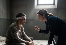 Estoy ciego, recién salido de una cirugía ocular compleja y aún atado a una dosis masiva de sedantes. En este sótano sin luz, apenas siento el mundo… hasta que Elena me abofetea y me agarra la mandíbula: «Cuando se acabe tu sedación, ya habré ahogado a mamá en la bañera y te culparé por su muerte, por tu supuesta demencia». No lloro. Bajo el colchón, el dispositivo de escucha sigue grabando… y el detective está justo afuera, esperando.