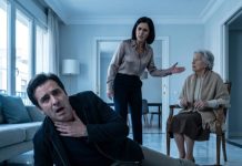Acababa de entrar en casa tras una semana fuera cuando la reacción alérgica me cerró la garganta. Caí al suelo, jadeando, mientras veía a mi esposa golpear la cabeza de mi madre, con demencia, contra el mármol. ‘¿Crees que tu hijo se preocupa por ti? ¡Yo mando aquí!’ gritó, arrancándole mechones blancos. Entre la asfixia y el EpiPen olvidado, mi mano encontró el Glock en mi tobillo. Apunté a su rodilla… y marqué el 911. Pero lo que vino después