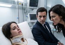 Atrapada con el cuello inmovilizado en una férula tras el “accidente” que mi propio esposo, David, organizó, solo podía mirar cómo su amante, Chloe, clavaba sus uñas postizas en mi clavícula abierta. “Firma la transferencia de bienes, maldita inválida, o acabaremos lo que el camión no terminó,” escupió, limpiando mi sangre en su mejilla. No parpadeé. Entonces el televisor del hospital se encendió… y la verdad de mis padres explotó en directo. ¿Y si todo era parte de mi plan?