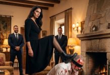 El dolor me cegaba… literalmente. Sangre caliente corría por mi frente cuando Samantha me lanzó contra la chimenea de piedra. Caí de rodillas, derrotado… o eso creyó ella. —Quédate ahí, viejo murciélago ciego. Tu hijo me entregó toda la empresa esta mañana —escupió, aplastando mi cráneo con su bota. Sonreí en silencio mientras activaba la palanca secreta. Las compuertas de acero cayeron. Entonces susurré: —Ahora… veamos quién está realmente atrapado.