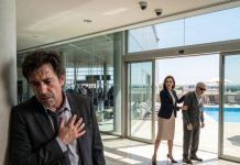 Tras un vuelo interminable, me aferraba el pecho en el vestíbulo del aeropuerto cuando vi lo imposible: mi esposa arrojando a mi padre ciego a la piscina helada exterior. “¡Muérete, viejo ciego! Estoy harta de limpiar tu asco!”, gritó entre risas, hundiéndolo con el recogehojas. Con el corazón fallando, presioné el interruptor maestro, vacié la piscina y activé la cerca eléctrica. Pero entonces comprendí que la puerta ya estaba cerrada… ¿o abierta por mí?
