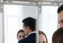 Cada vez que terminaba de golpearme, comenzaba el ritual de siempre. Antiséptico. Un abrazo fingido. Un beso en la frente. —“No me dejes… No puedo vivir sin ti”. Me miré en el espejo y vi mi espalda cubierta de cicatrices sinuosas, como un monstruo aferrado a mi cuerpo. Pero esta vez era diferente… el teléfono debajo de mi almohada seguía grabando.