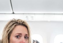—Perdón… —murmuré medio dormida mientras mi cabeza caía sobre el hombro del hombre a mi lado en el avión, abrazando a mi hijo de un año. Él no se movió. Entonces su voz, baja y helada, atravesó mi sueño. —Ese niño… tiene mis ojos. Abrí los ojos de golpe. Mi sangre se congeló. No podía ser. Un año atrás, aquella noche cambió mi vida… y ahora, el desconocido junto a mí acababa de pronunciar la verdad que más temía. ¿Quién era realmente ese hombre?