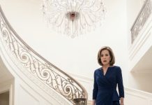 —¿De verdad pensaste que una ciega inútil heredaría esta fortuna? —escupió mi suegra mientras me empujaba por la escalera de mármol. Sentí cómo mi muñeca crujía bajo su tacón, pero no grité. Sonreí en la oscuridad. —Cometiste un error, Mercedes… Ella rió. No sabía que llevaba tres días viendo perfectamente… y que la cámara oculta sobre su cabeza ya había grabado todo.