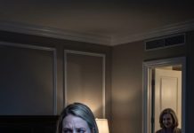 Mi barriga de ocho meses pesaba como una montaña mientras él dormía profundamente a mi lado. Temblando, abrí su teléfono… y encontré el mensaje que destruyó mi mundo. —“Ya casi termina. Cuando dé a luz, mi venganza estará completa.” Sentí que el aire desaparecía de mis pulmones. ¿Venganza? ¿Yo… solo era una herramienta? Tomé mi maleta en silencio. Pero antes de salir, él susurró dormido mi nombre.