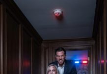 —Disfruta la caída, inútil… mi nueva esposa se muda mañana —susurró mi marido, tirándome del cabello mientras mi silla rozaba el borde de las escaleras del sótano. Tres días después de mi cirugía de columna, ni siquiera sentía mis piernas. No grité. Solo miré la pequeña luz roja del detector de humo parpadeando. Sonreí. Él no sabía que cada segundo ya estaba siendo grabado… y que su imperio acababa de morir antes que yo.